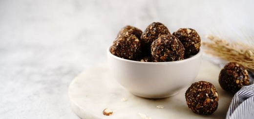 chocolate-gingerbread-energy-bites