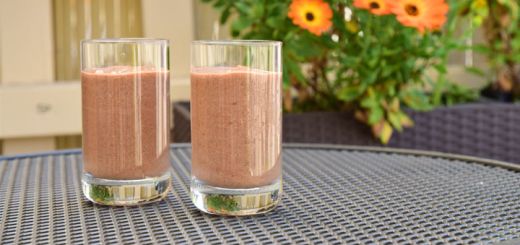 chocolate-rasp-avo-smoothie